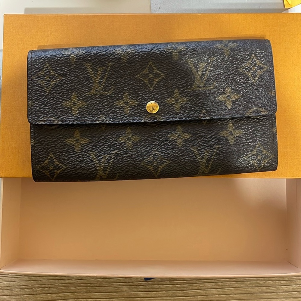 Luis Vuitton Sarah Wallet - Pre Own